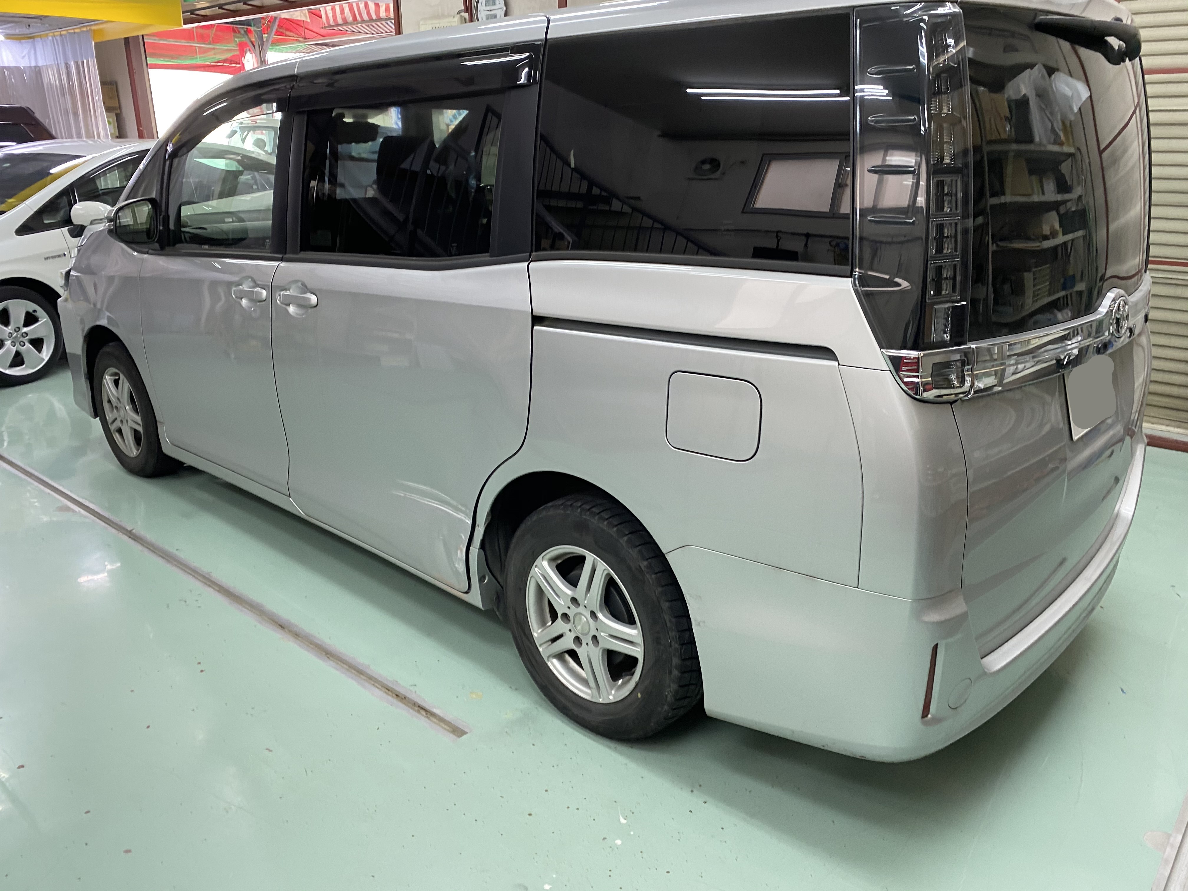 トヨタ ヴォクシー 左スライドドア交換、クォーター板金 保険修理 相模原市 | 車のお悩み事やご不安を迅速に解決する日本一の板金塗装 BSW